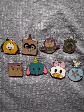 Disney Trading Pin Lot (8)